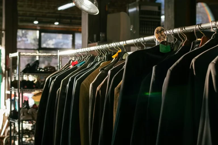how do consignment stores work